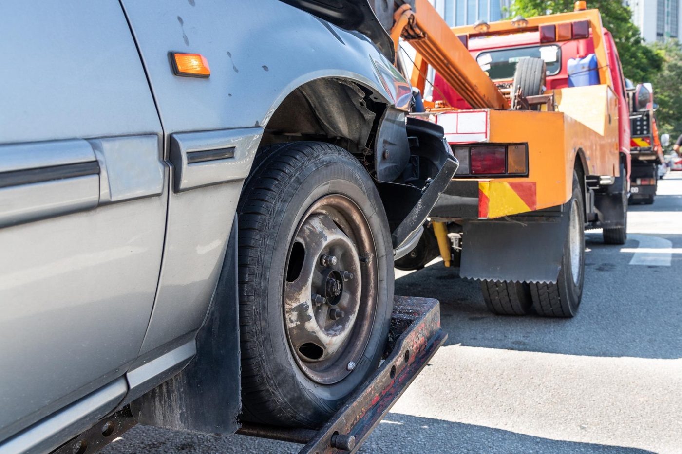 Auto incidentata agganciata al carroattrezzi per il traino