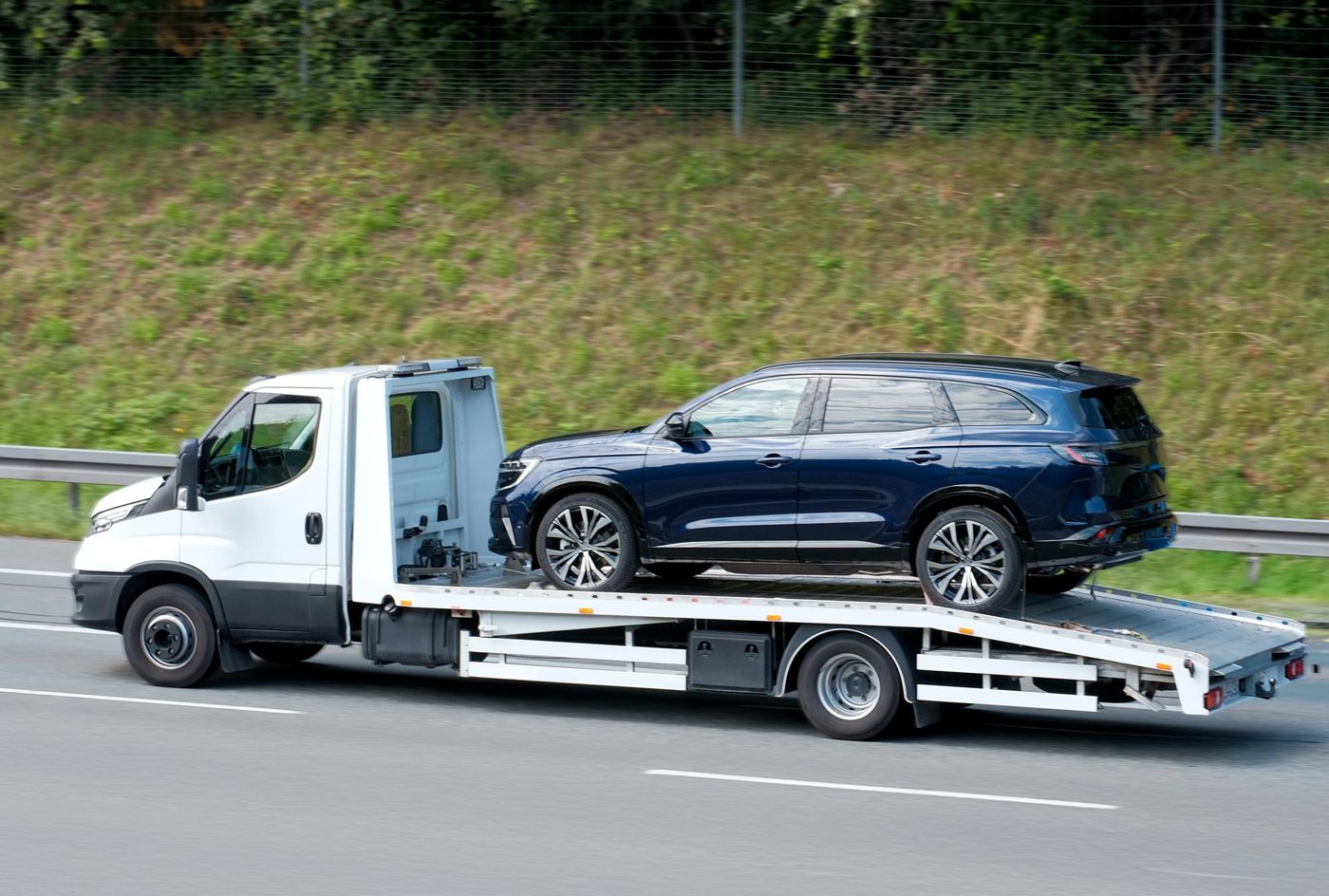 Carroattrezzi con pianale che trasporta un SUV in provincia di Varese