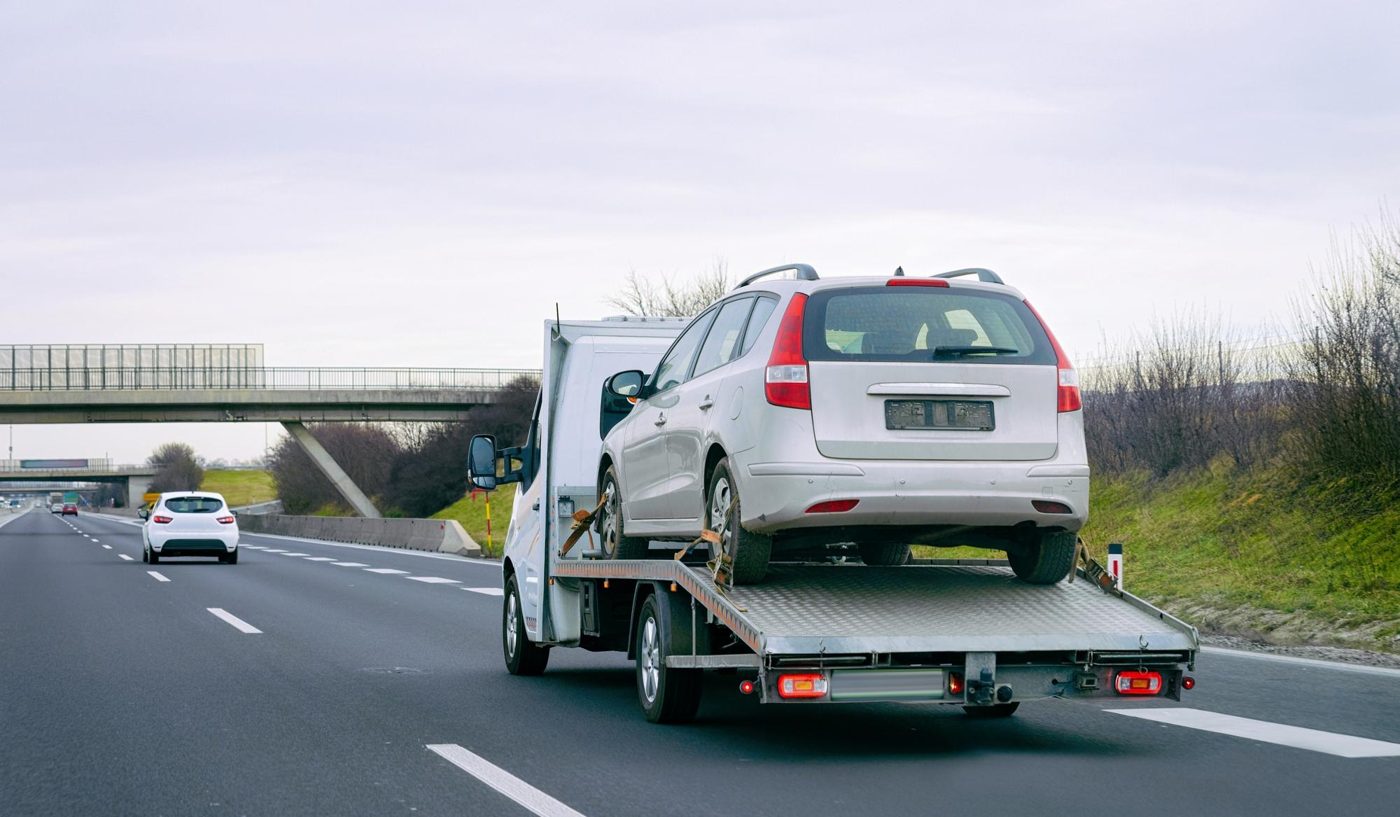 Carroattrezzi che trasporta un'auto non marciante su strada