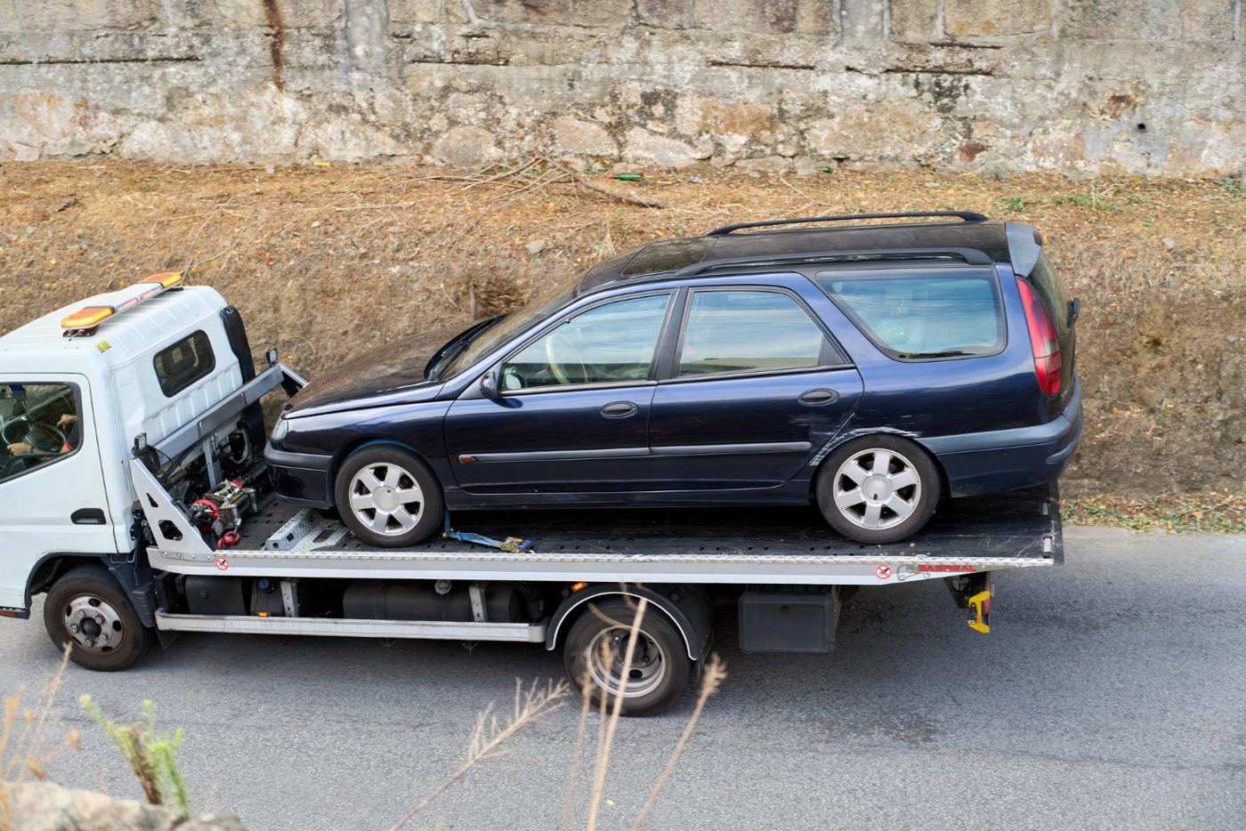 Recupero di un'auto incidentata con carroattrezzi a pianale