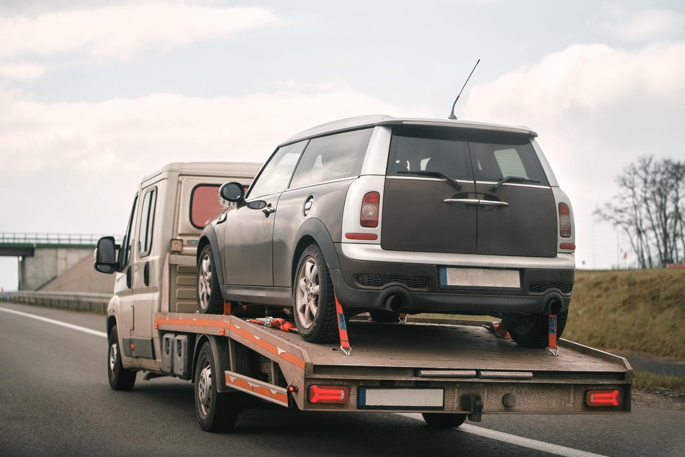Auto fissata con cinghie sul pianale del carroattrezzi verso l'officina